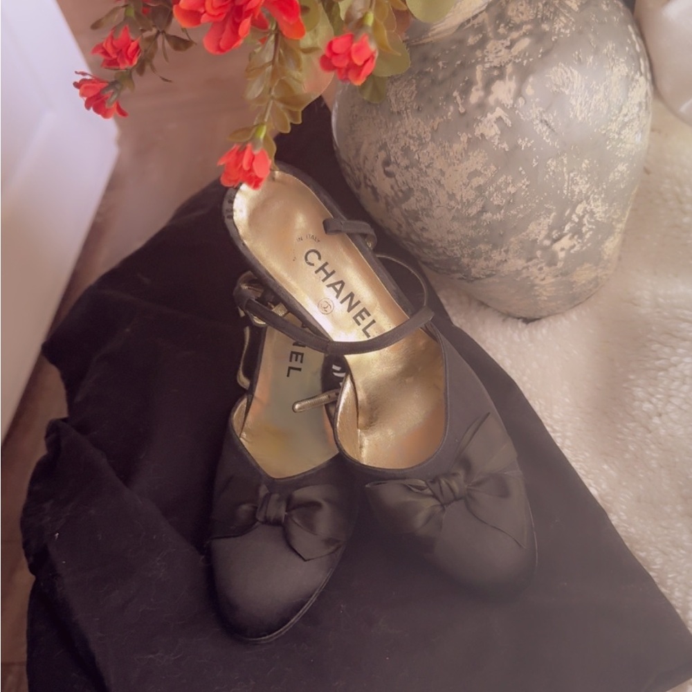 CHANEL Black Heels with Elegant Bow Detail